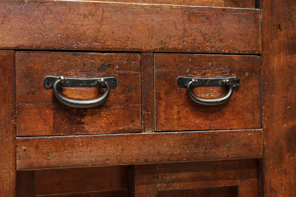 気品ある色艶に伝統の風格漂う両面手摺付き階段箪笥　BB3317