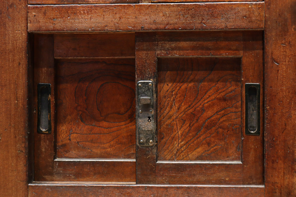 気品ある色艶に伝統の風格漂う両面手摺付き階段箪笥　BB3317