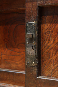 気品ある色艶に伝統の風格漂う両面手摺付き階段箪笥　BB3317