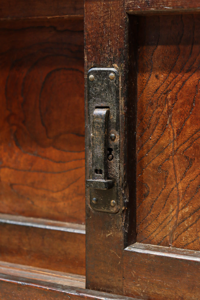 気品ある色艶に伝統の風格漂う両面手摺付き階段箪笥　BB3317