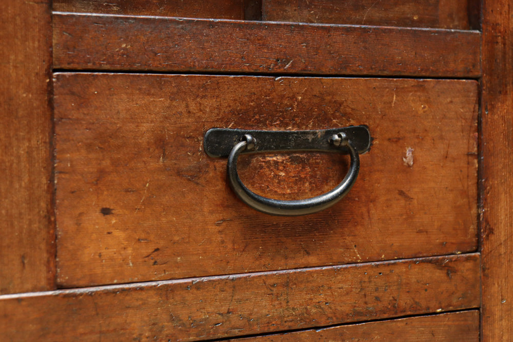 気品ある色艶に伝統の風格漂う両面手摺付き階段箪笥　BB3317