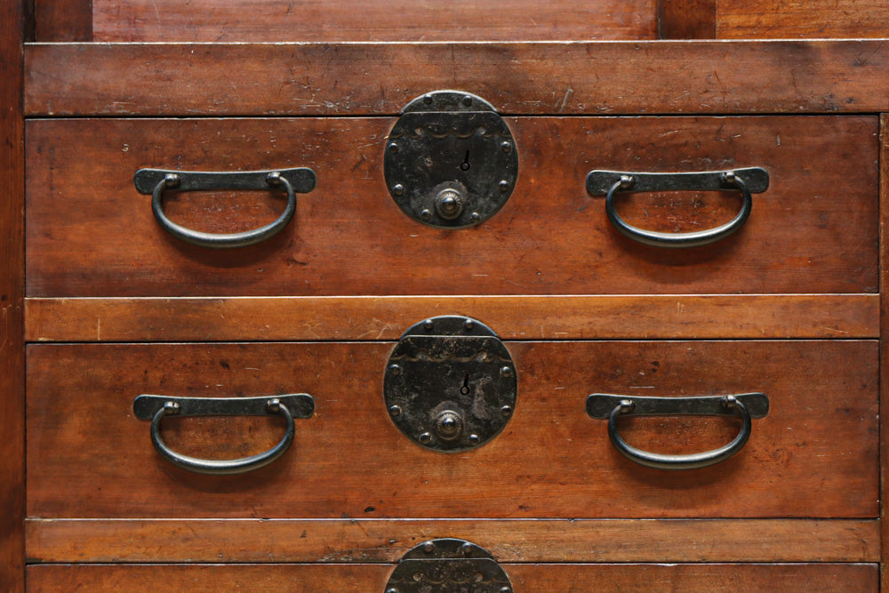 気品ある色艶に伝統の風格漂う両面手摺付き階段箪笥　BB3317