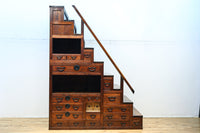 気品ある色艶に伝統の風格漂う両面手摺付き階段箪笥　BB3317