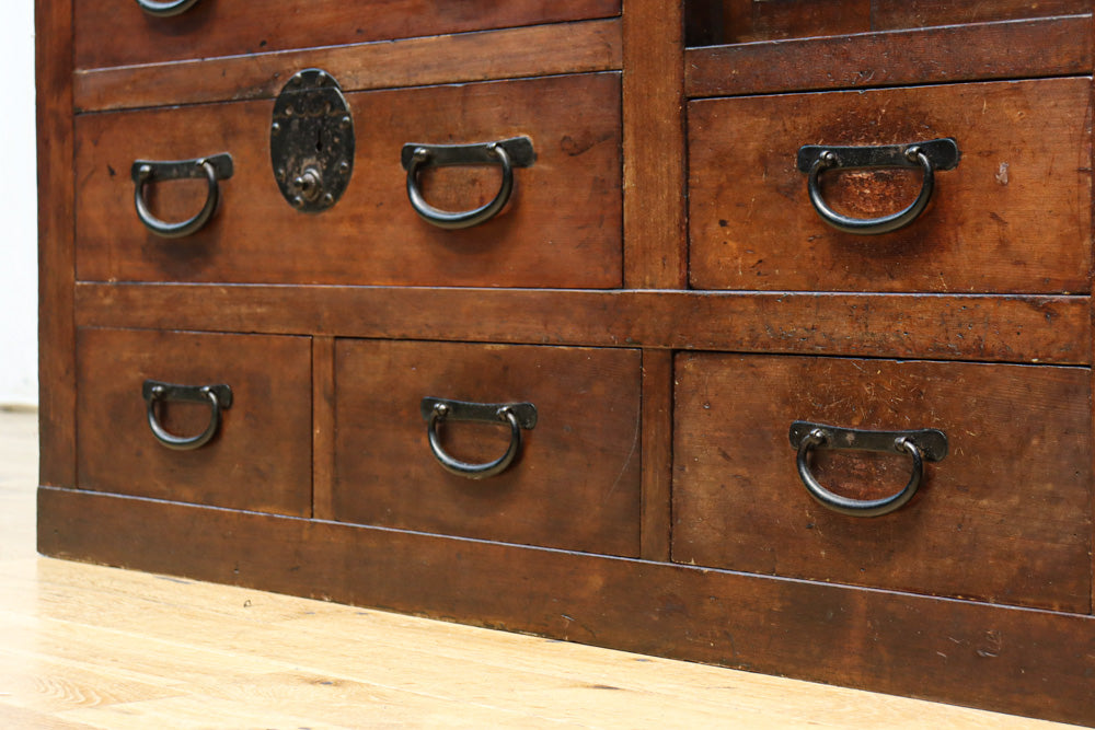 気品ある色艶に伝統の風格漂う両面手摺付き階段箪笥　BB3317