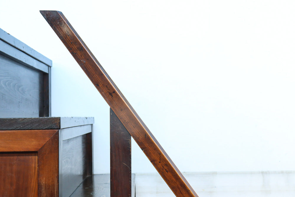 気品ある色艶に伝統の風格漂う両面手摺付き階段箪笥　BB3317