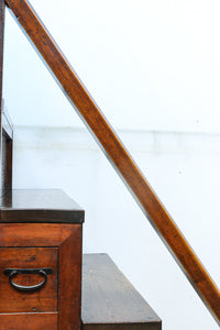 気品ある色艶に伝統の風格漂う両面手摺付き階段箪笥　BB3317