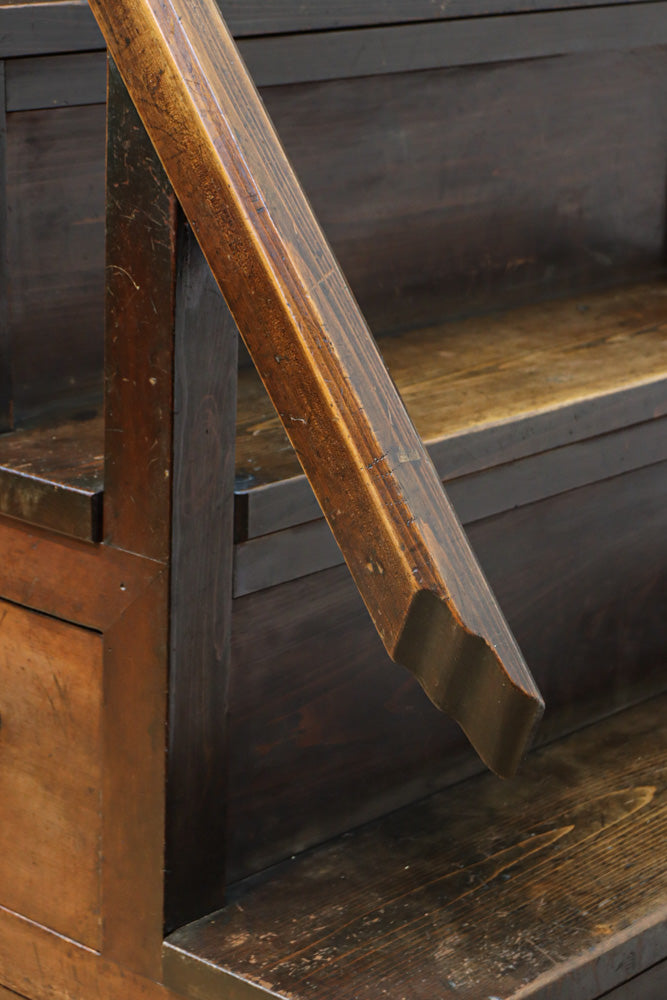 気品ある色艶に伝統の風格漂う両面手摺付き階段箪笥　BB3317