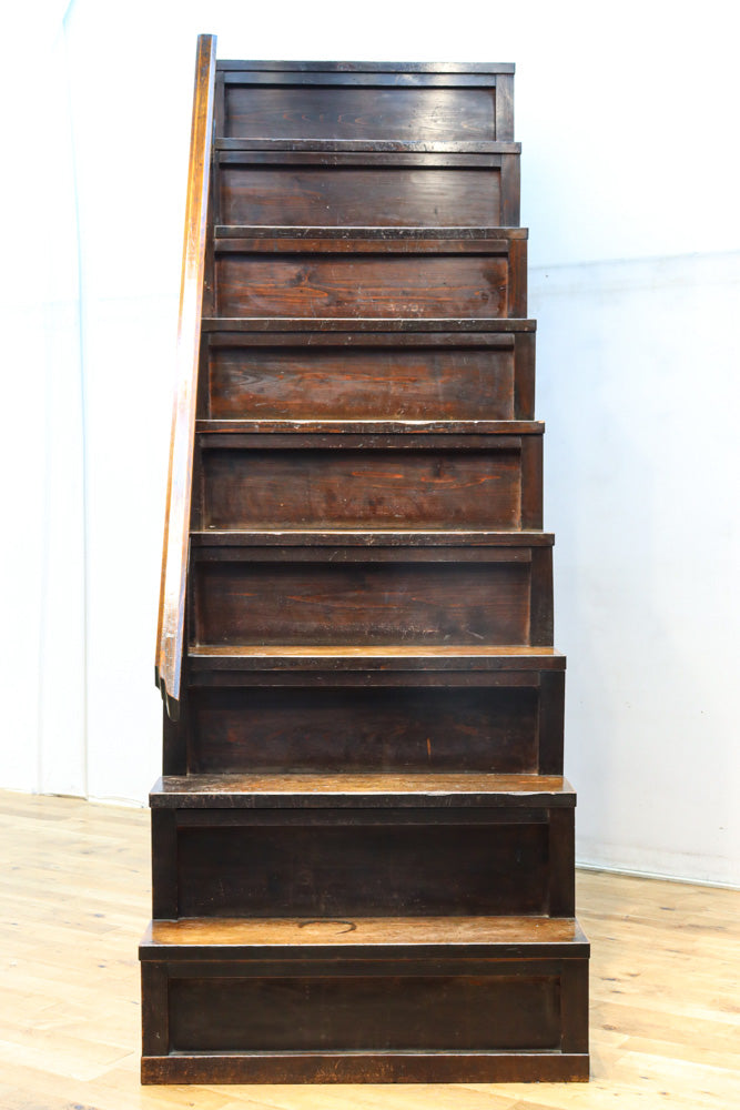 気品ある色艶に伝統の風格漂う両面手摺付き階段箪笥　BB3317