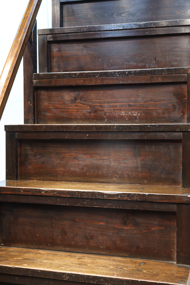 気品ある色艶に伝統の風格漂う両面手摺付き階段箪笥　BB3317