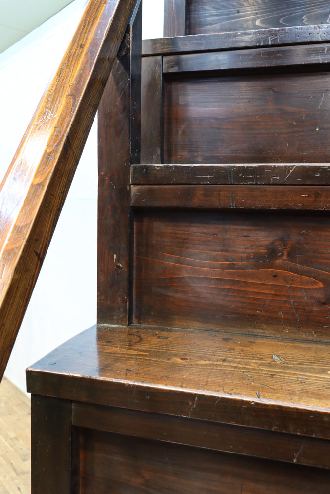 気品ある色艶に伝統の風格漂う両面手摺付き階段箪笥　BB3317