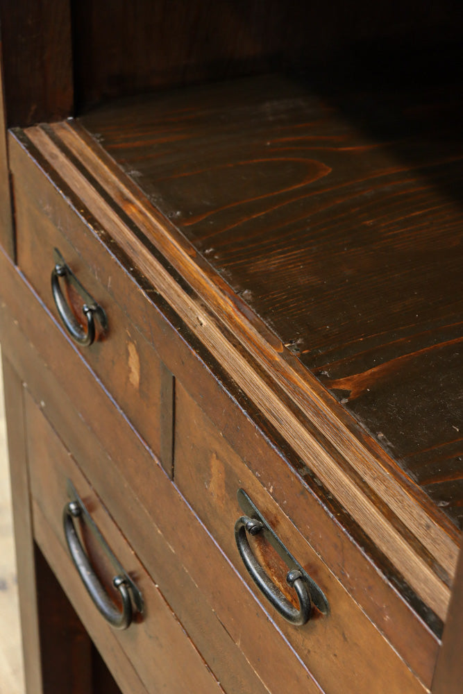 気品ある色艶に伝統の風格漂う両面手摺付き階段箪笥　BB3317