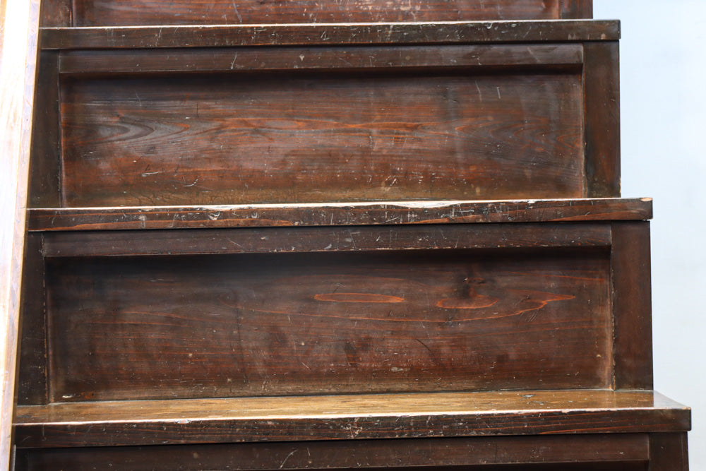 気品ある色艶に伝統の風格漂う両面手摺付き階段箪笥　BB3317