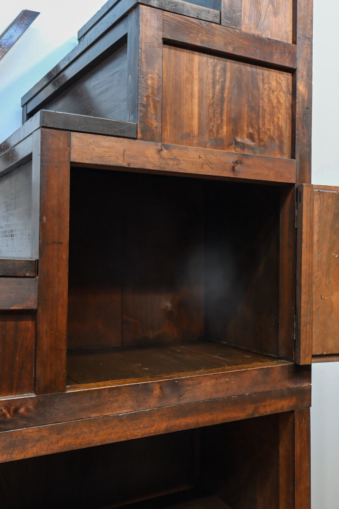 気品ある色艶に伝統の風格漂う両面手摺付き階段箪笥　BB3317