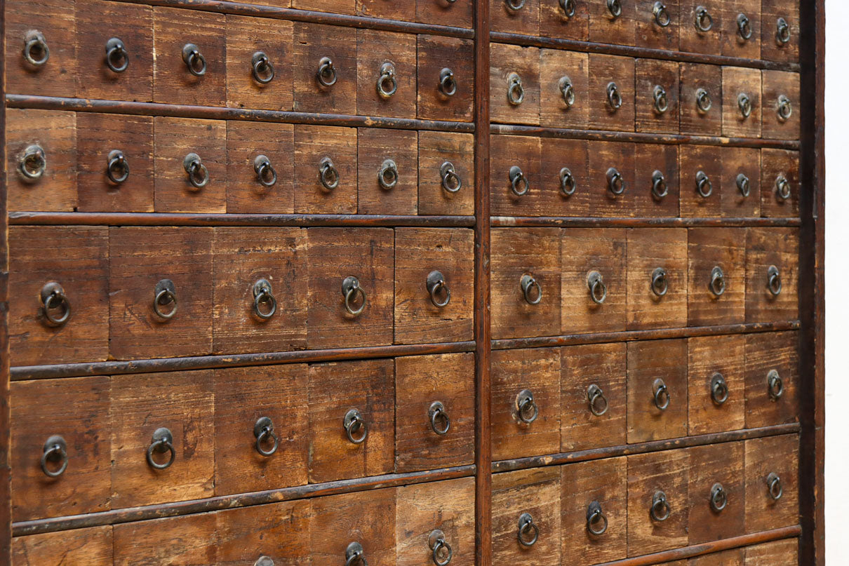 古色を帯びた枯れ具合に圧巻の引き出しが並ぶ百目箪笥　BB3320