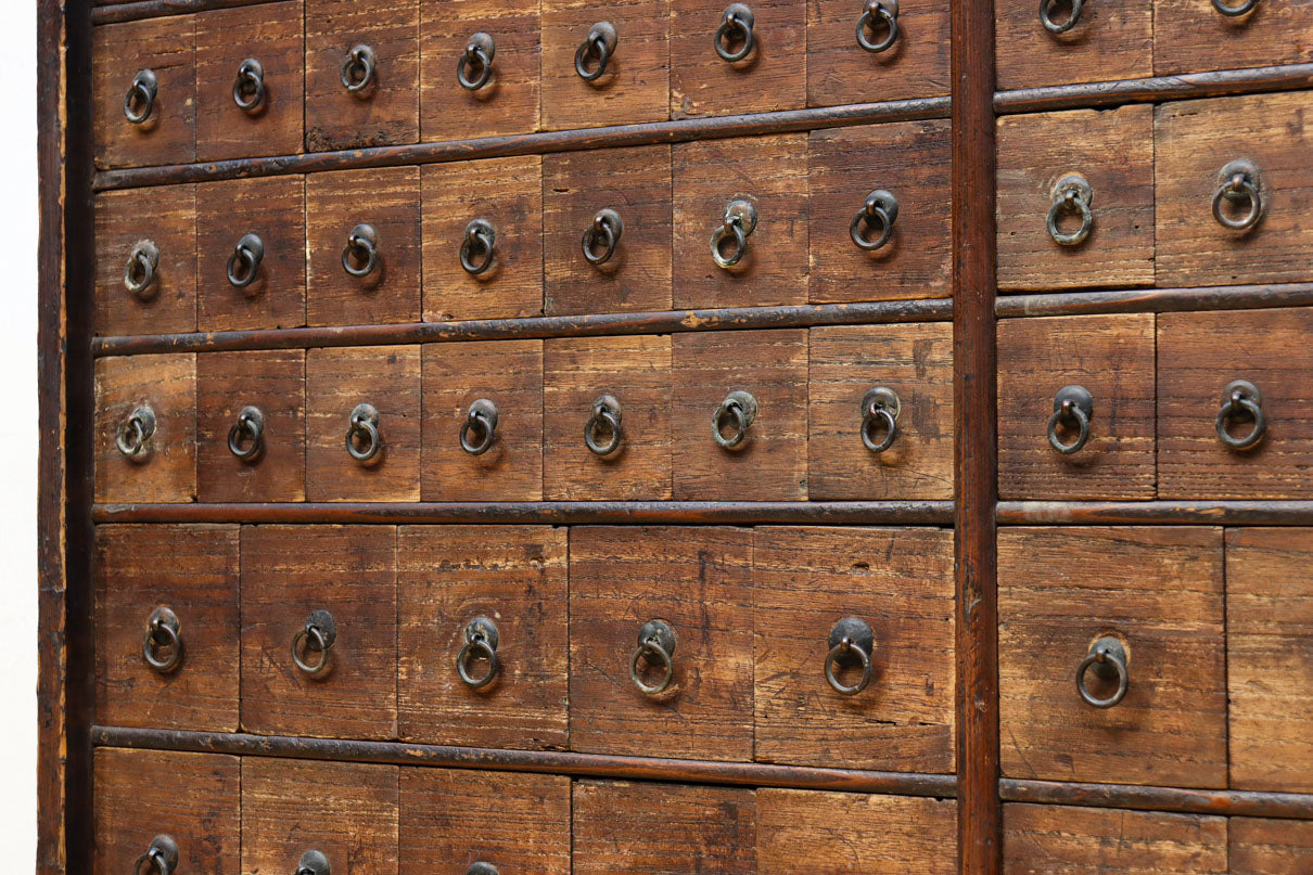 古色を帯びた枯れ具合に圧巻の引き出しが並ぶ百目箪笥　BB3320