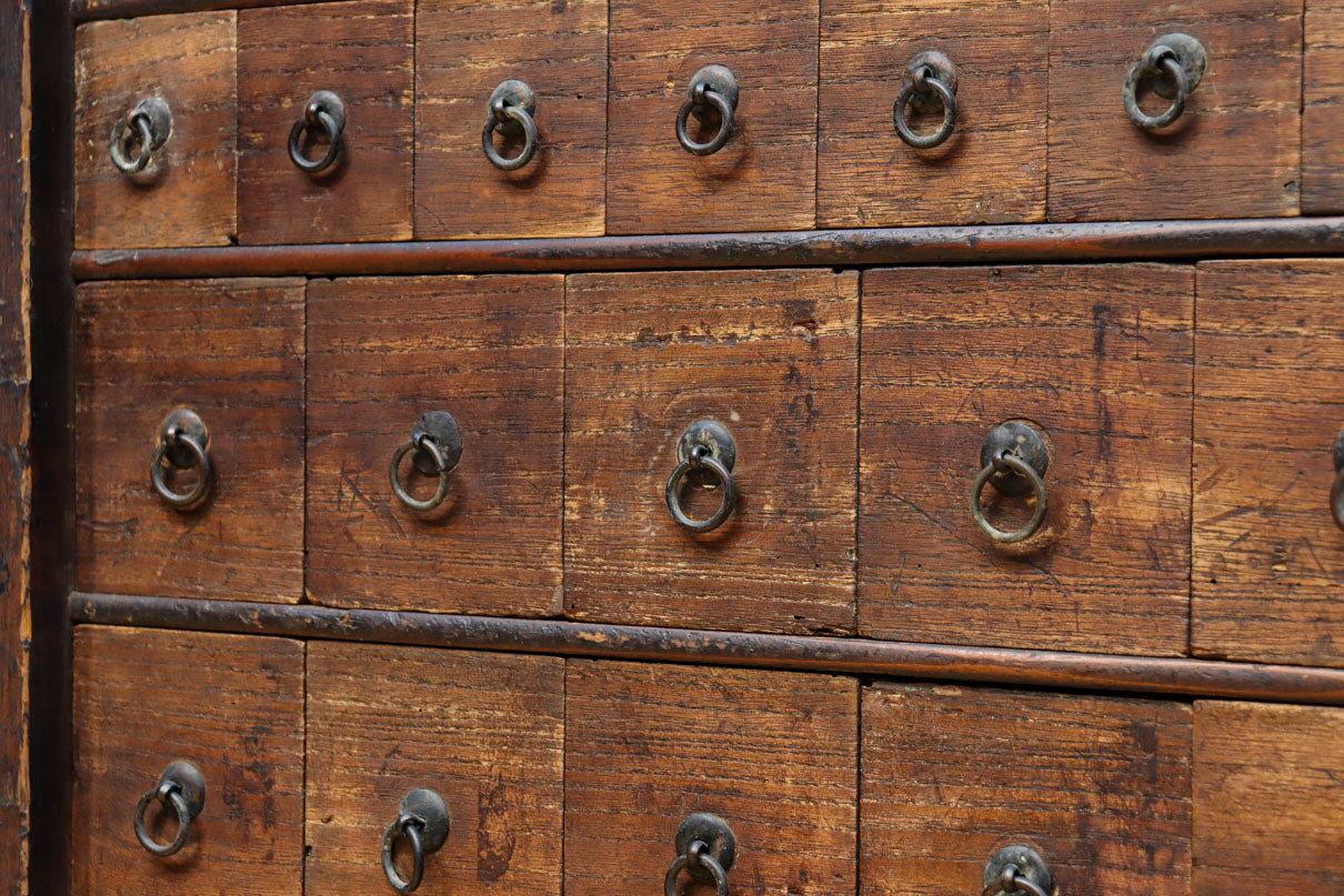 古色を帯びた枯れ具合に圧巻の引き出しが並ぶ百目箪笥　BB3320