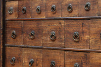 古色を帯びた枯れ具合に圧巻の引き出しが並ぶ百目箪笥　BB3320