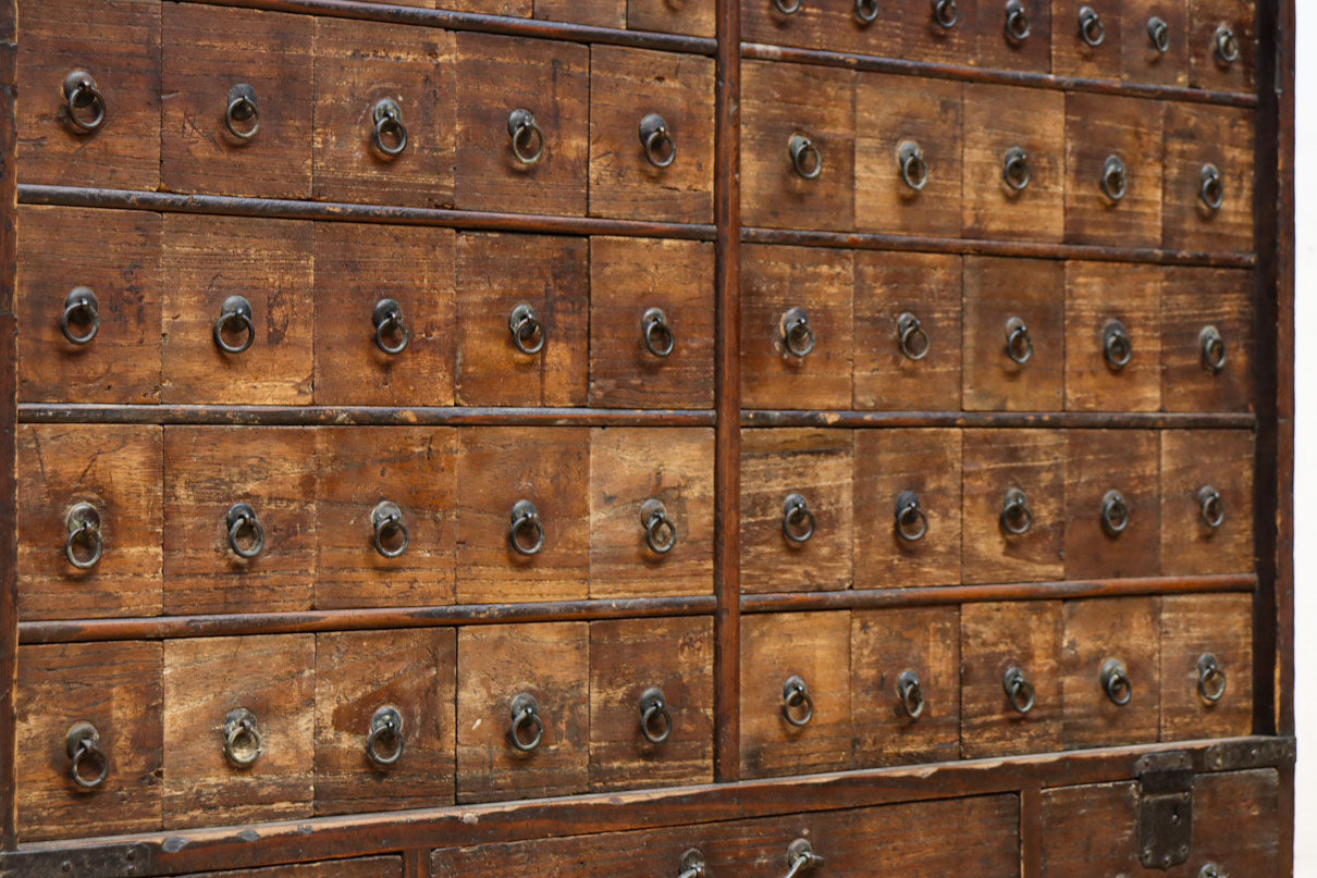 古色を帯びた枯れ具合に圧巻の引き出しが並ぶ百目箪笥　BB3320