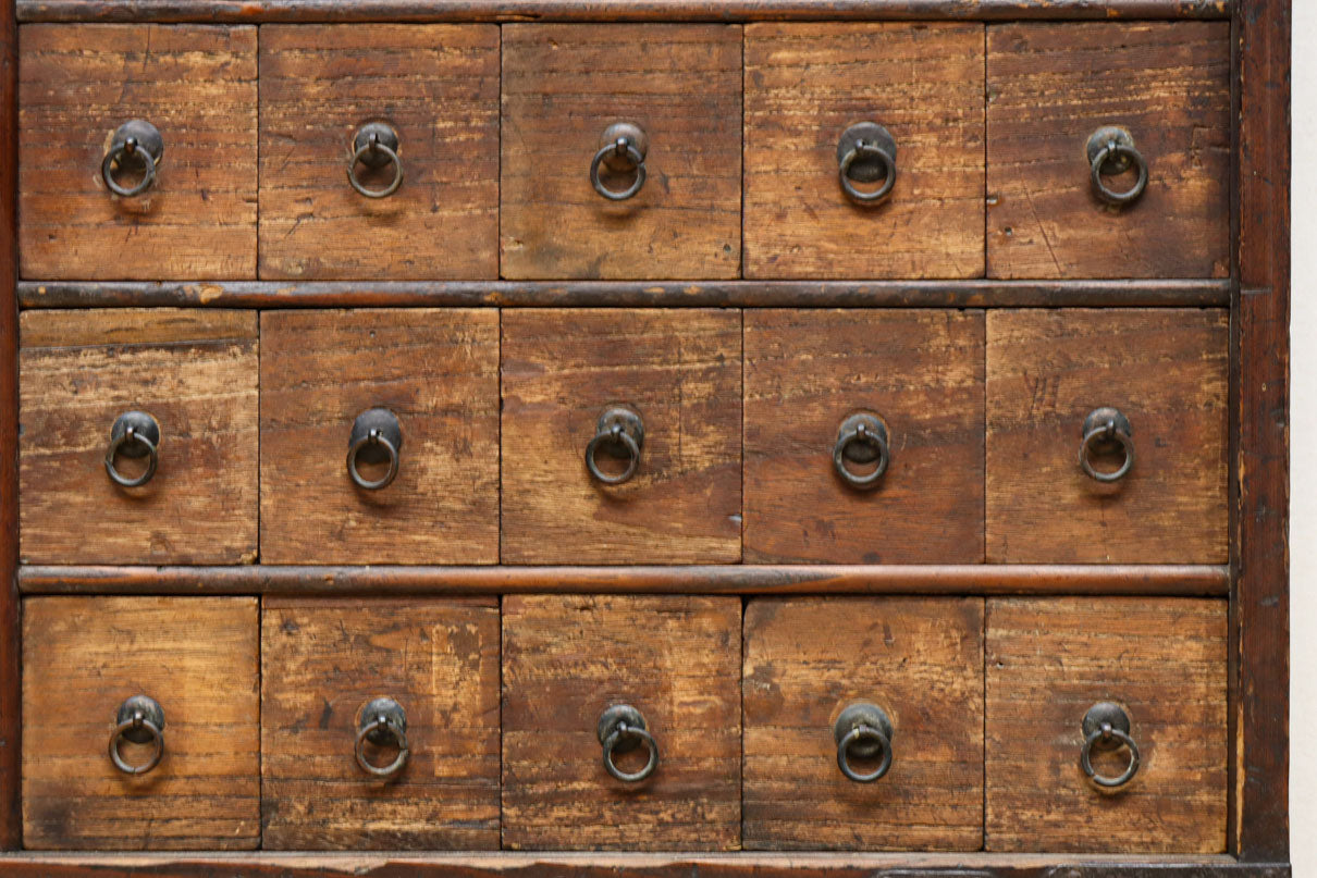 古色を帯びた枯れ具合に圧巻の引き出しが並ぶ百目箪笥　BB3320