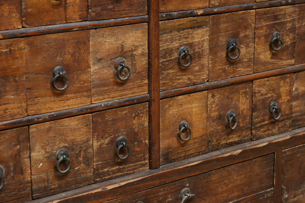 古色を帯びた枯れ具合に圧巻の引き出しが並ぶ百目箪笥　BB3320