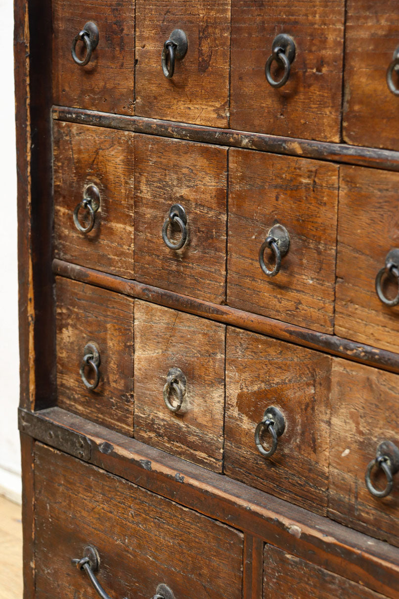 古色を帯びた枯れ具合に圧巻の引き出しが並ぶ百目箪笥　BB3320