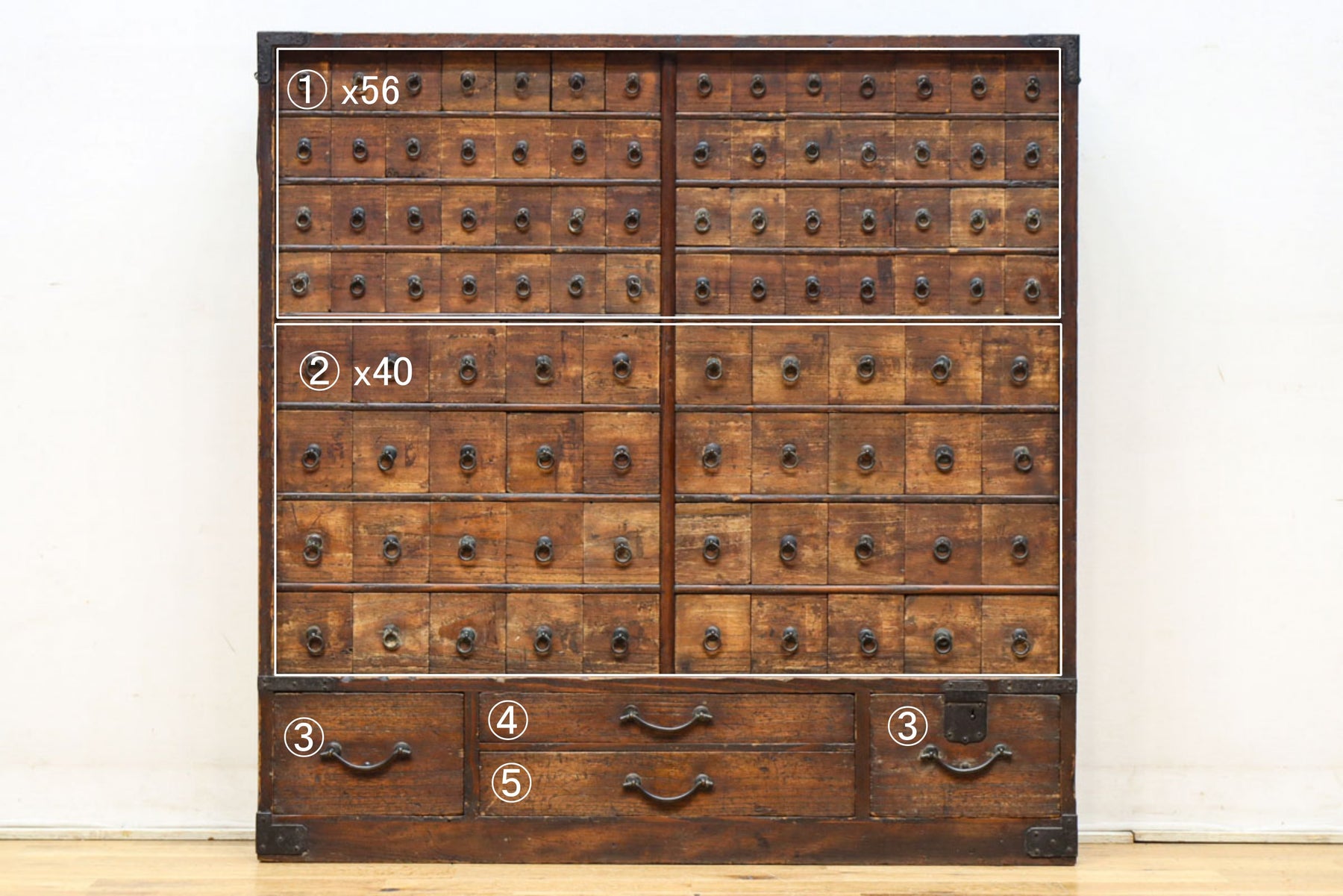 古色を帯びた枯れ具合に圧巻の引き出しが並ぶ百目箪笥　BB3320