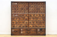古色を帯びた枯れ具合に圧巻の引き出しが並ぶ百目箪笥　BB3320