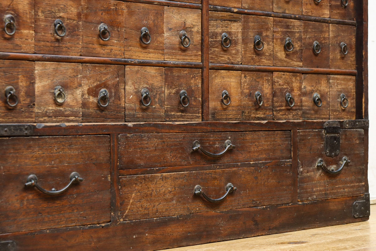 古色を帯びた枯れ具合に圧巻の引き出しが並ぶ百目箪笥　BB3320