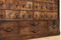 古色を帯びた枯れ具合に圧巻の引き出しが並ぶ百目箪笥　BB3320