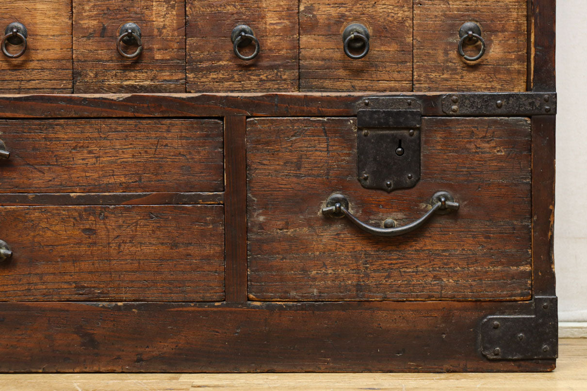 古色を帯びた枯れ具合に圧巻の引き出しが並ぶ百目箪笥　BB3320