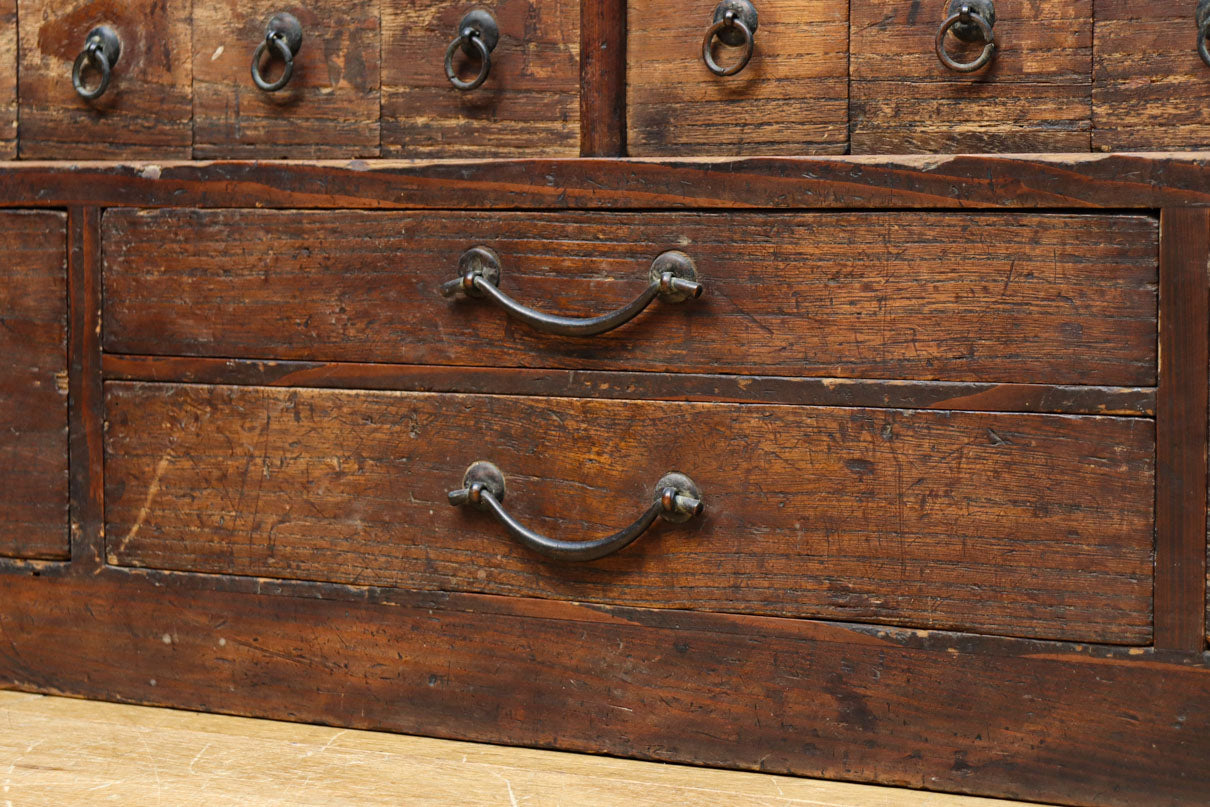 古色を帯びた枯れ具合に圧巻の引き出しが並ぶ百目箪笥　BB3320