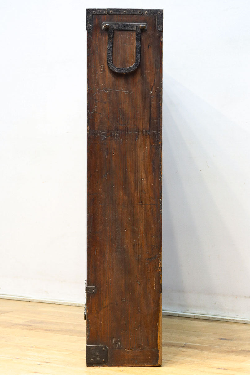 古色を帯びた枯れ具合に圧巻の引き出しが並ぶ百目箪笥　BB3320