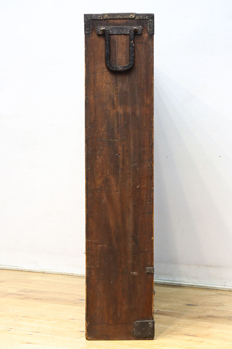 古色を帯びた枯れ具合に圧巻の引き出しが並ぶ百目箪笥　BB3320