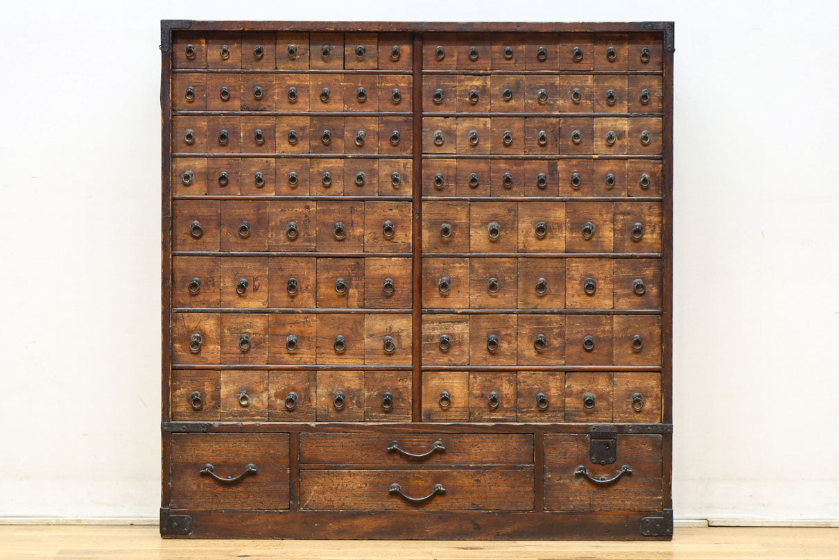 古色を帯びた枯れ具合に圧巻の引き出しが並ぶ百目箪笥　BB3320