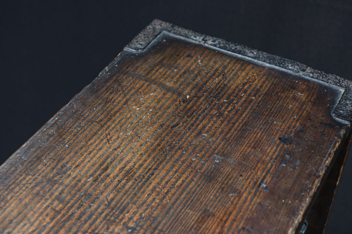 古色を帯びた枯れ具合に圧巻の引き出しが並ぶ百目箪笥　BB3320