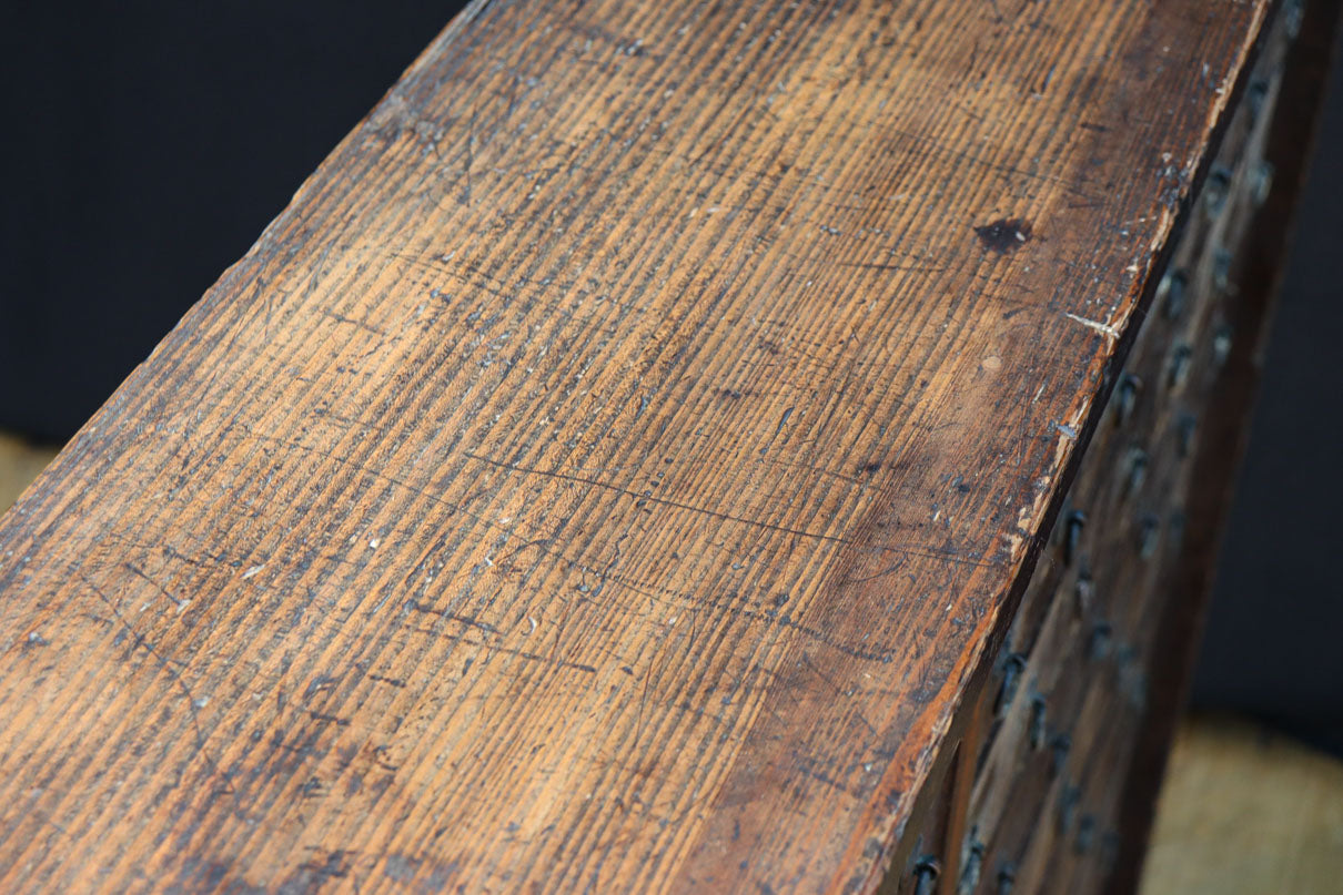 古色を帯びた枯れ具合に圧巻の引き出しが並ぶ百目箪笥　BB3320