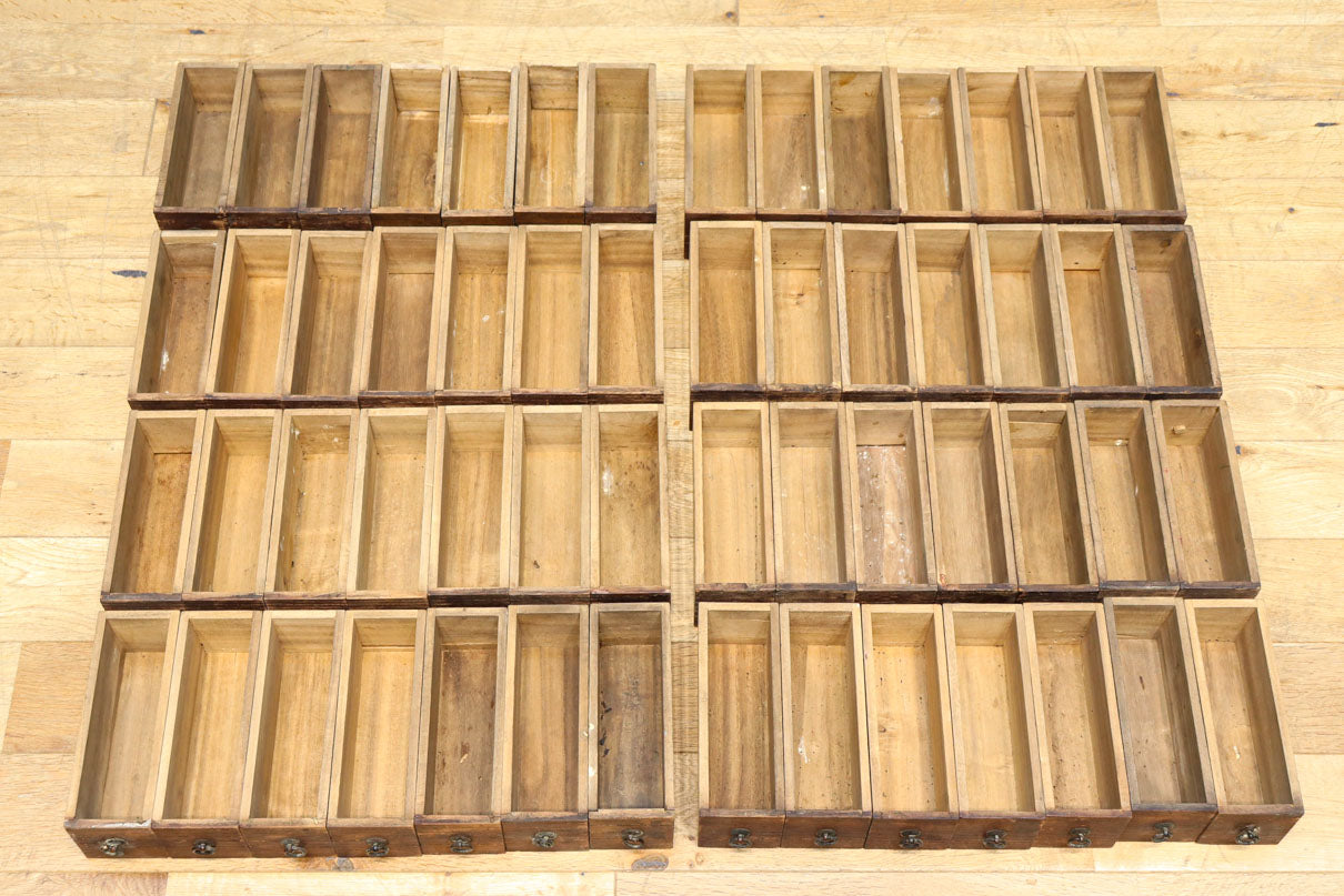 古色を帯びた枯れ具合に圧巻の引き出しが並ぶ百目箪笥　BB3320