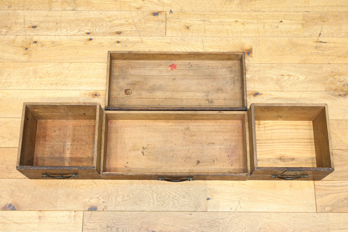 古色を帯びた枯れ具合に圧巻の引き出しが並ぶ百目箪笥　BB3320