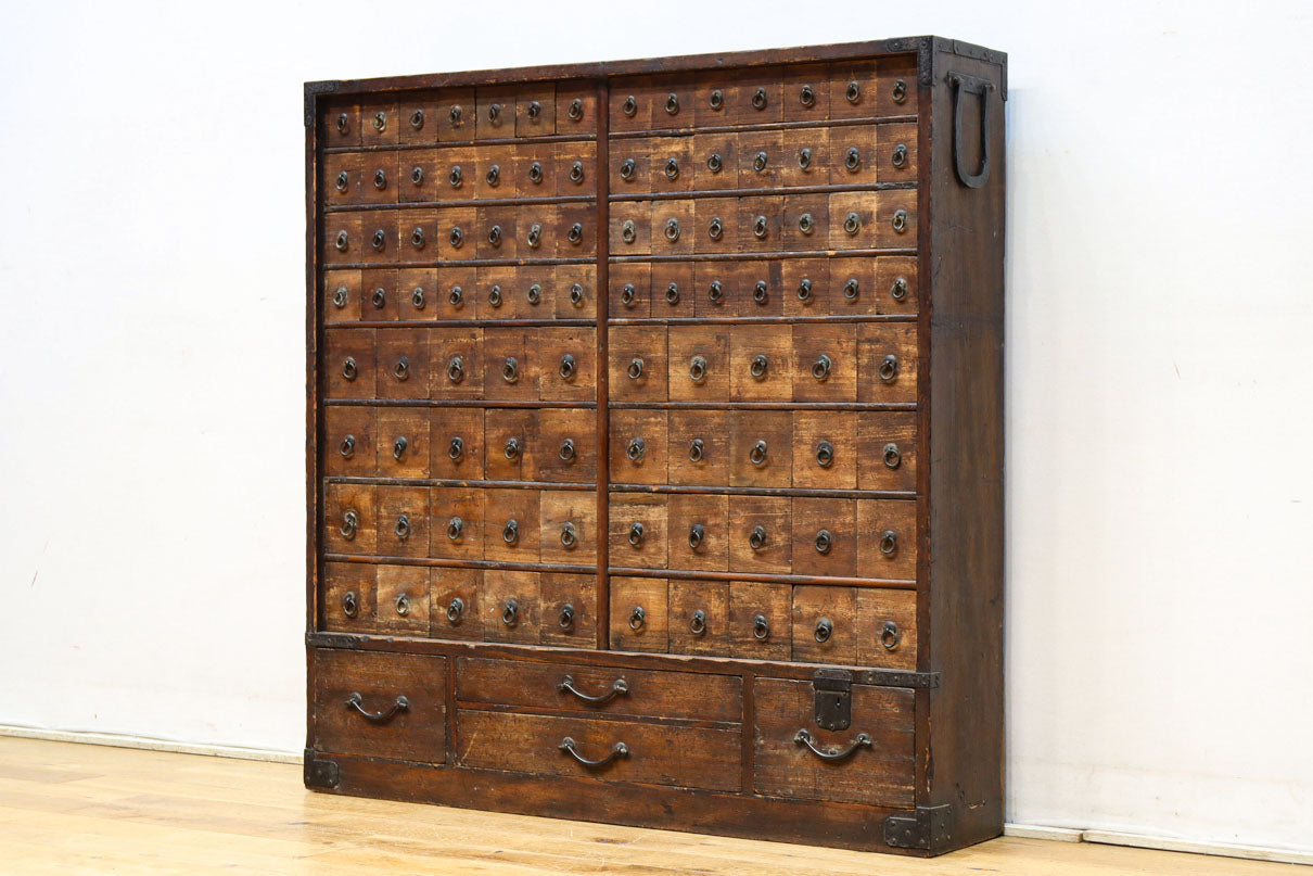 古色を帯びた枯れ具合に圧巻の引き出しが並ぶ百目箪笥　BB3320