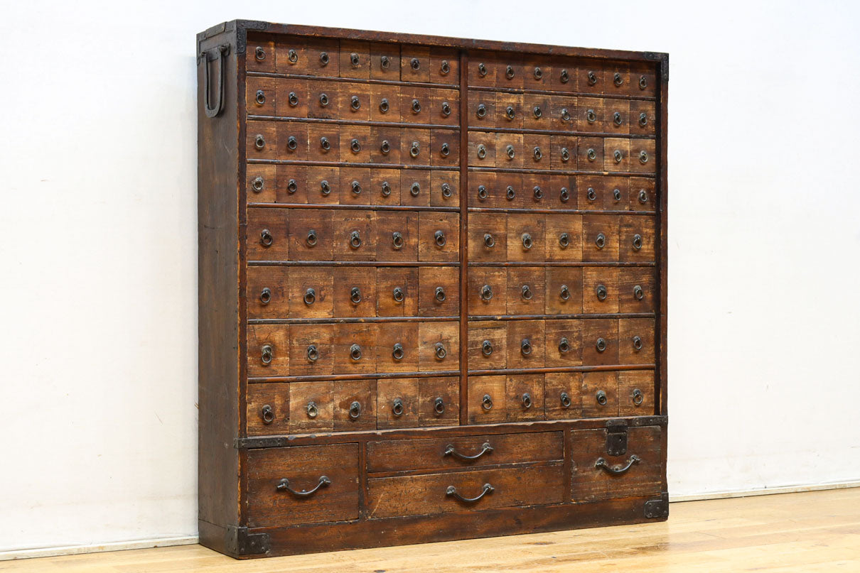 古色を帯びた枯れ具合に圧巻の引き出しが並ぶ百目箪笥　BB3320