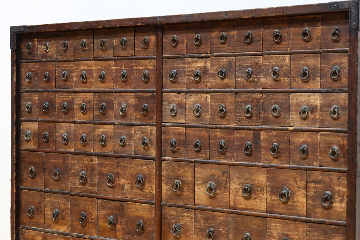 古色を帯びた枯れ具合に圧巻の引き出しが並ぶ百目箪笥　BB3320