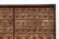 古色を帯びた枯れ具合に圧巻の引き出しが並ぶ百目箪笥　BB3320