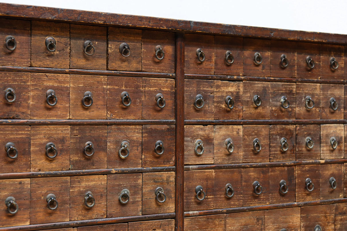 古色を帯びた枯れ具合に圧巻の引き出しが並ぶ百目箪笥　BB3320