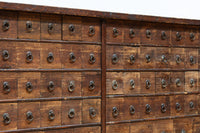 古色を帯びた枯れ具合に圧巻の引き出しが並ぶ百目箪笥　BB3320