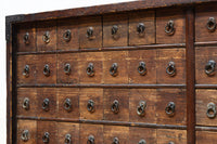 古色を帯びた枯れ具合に圧巻の引き出しが並ぶ百目箪笥　BB3320