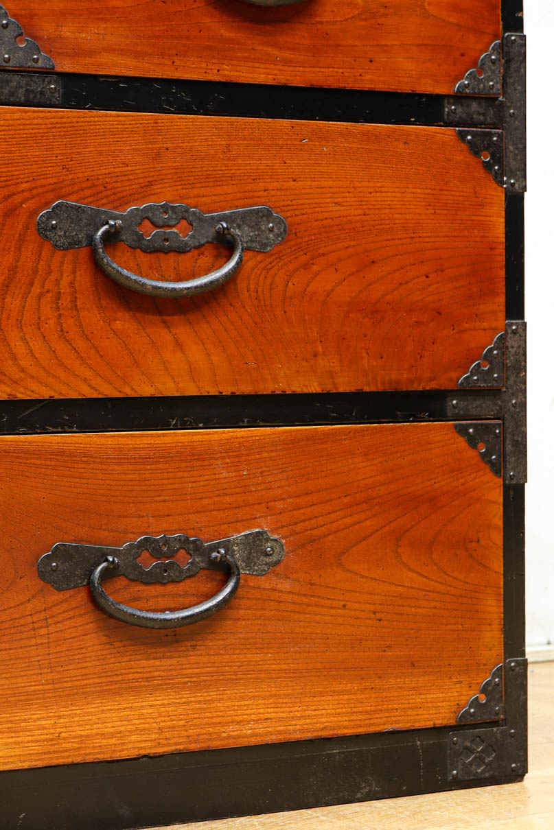 落ち着いた朱の色彩に丸金具を添えた上品な最上衣裳箪笥　BB3322