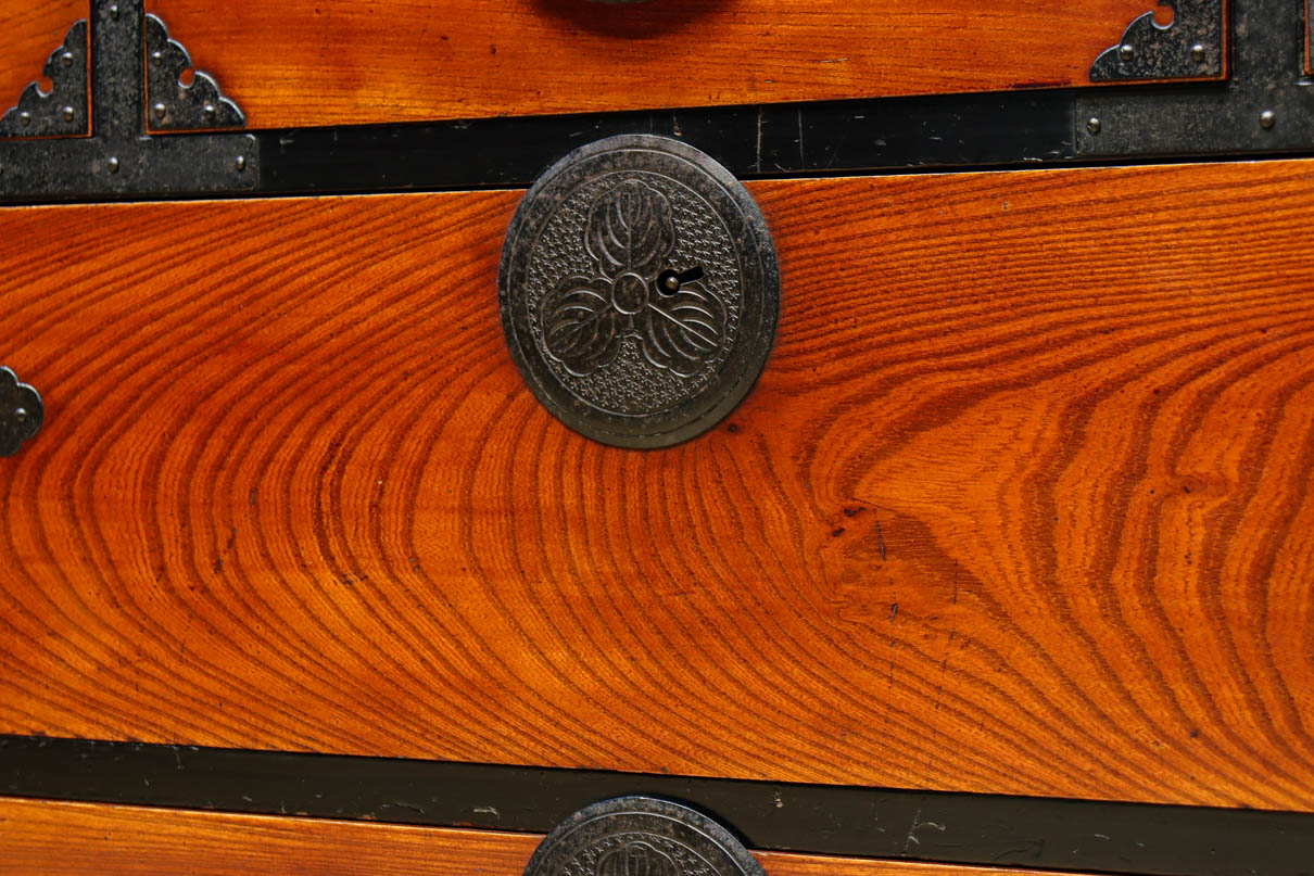 落ち着いた朱の色彩に丸金具を添えた上品な最上衣裳箪笥　BB3322