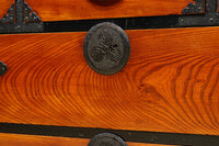 落ち着いた朱の色彩に丸金具を添えた上品な最上衣裳箪笥　BB3322