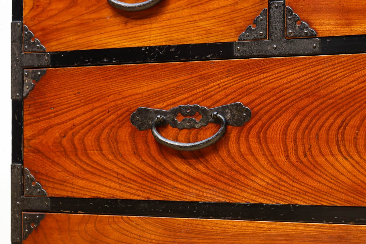 落ち着いた朱の色彩に丸金具を添えた上品な最上衣裳箪笥　BB3322