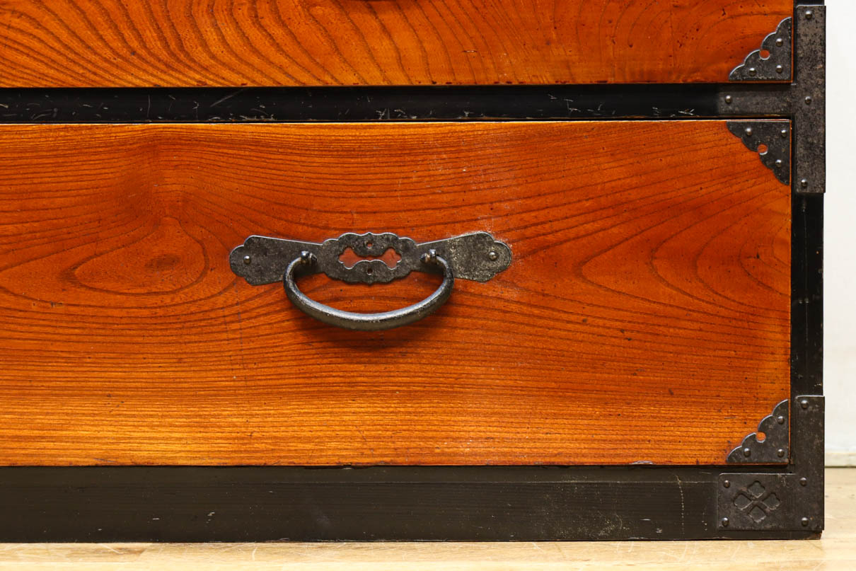 落ち着いた朱の色彩に丸金具を添えた上品な最上衣裳箪笥　BB3322